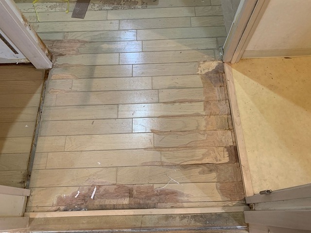 WC前廊下施工前1_コピー